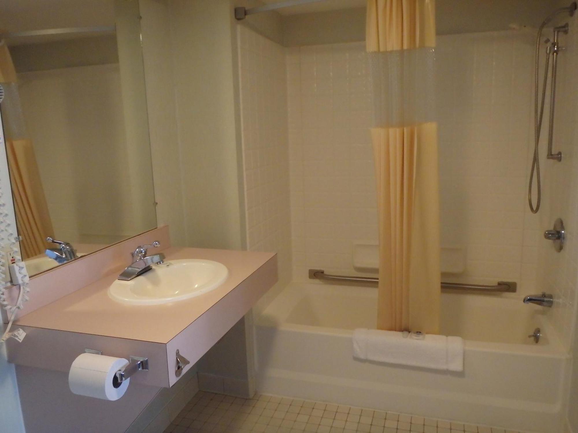 Americas Best Value Inn Saint Ignace Phòng bức ảnh